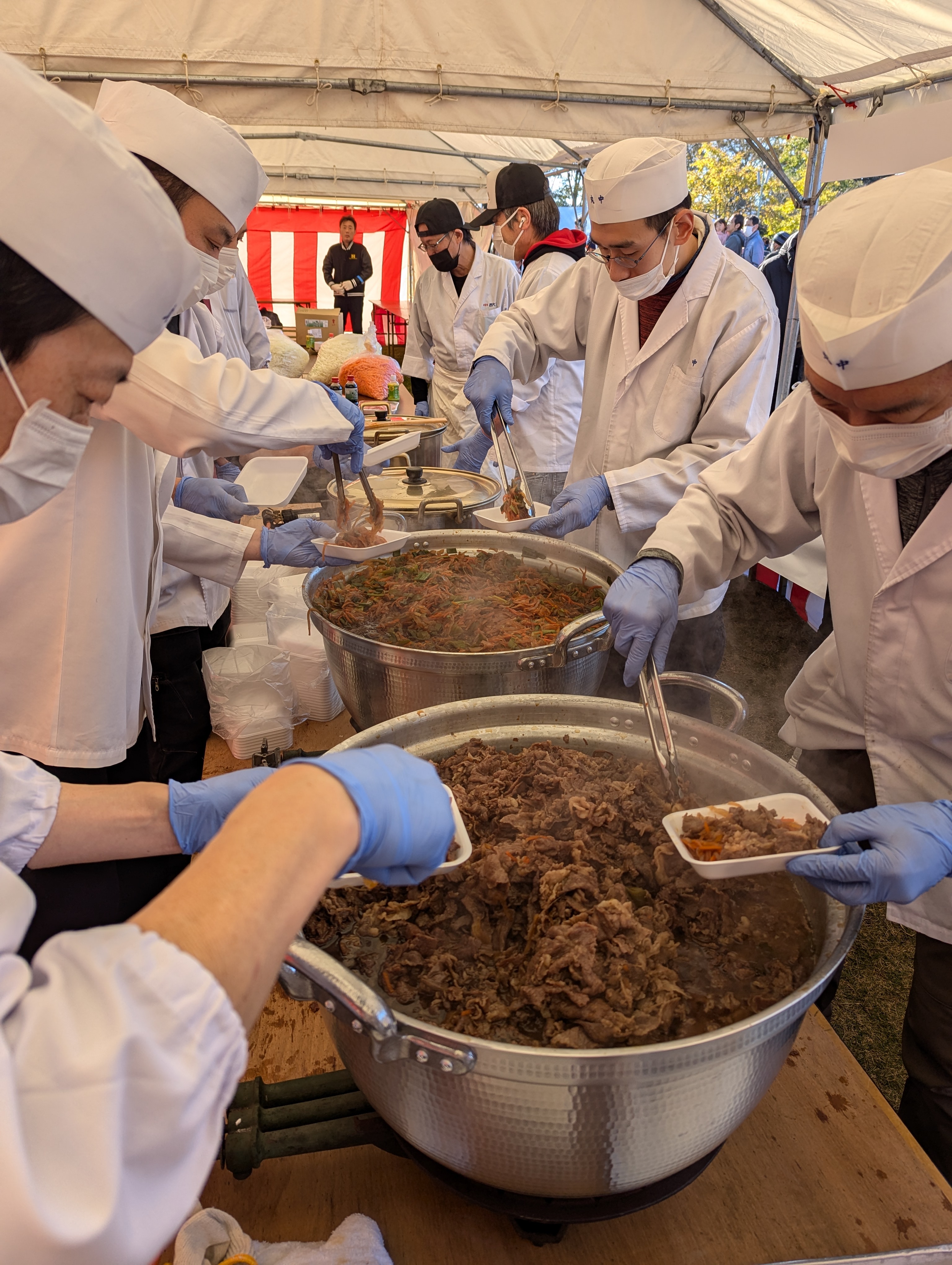 松阪牛まつりの松阪肉を使用したすき焼きの振る舞い